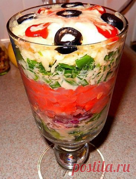 Праздничный салат с форелью.