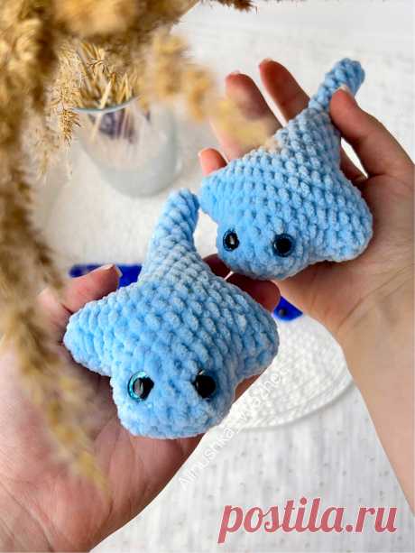 PDF Скат крючком. FREE crochet pattern; Аmigurumi toy patterns. Амигуруми схемы и описания на русском. Вязаные игрушки и поделки своими руками #amimore - морской скат из плюшевой пряжи, плюшевая рыба, маленькая рыбка.