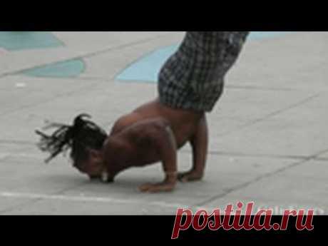 Guy Flips Over 7 People &amp; Stands On His Face - Street Performers -