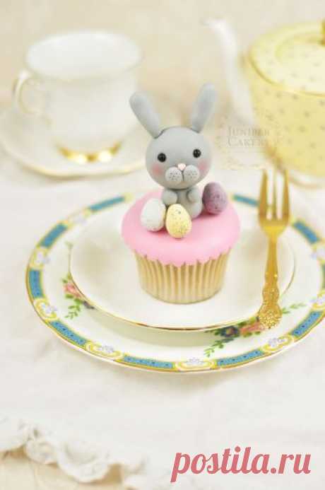 Hoppy Easter Cake Decorating: How To Make a Simple Yet Sweet Bunny Rabbit! Hop to it with our Easter cake decorating tutorial and make this simple yet sweet bunny rabbit cupcake and cake topper!