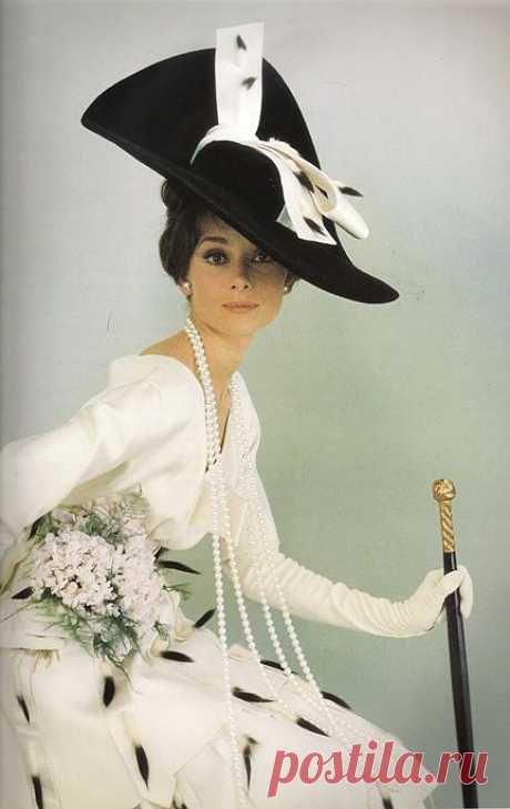 Audrey Hepburn in VOGUE 1964.