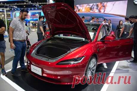 Названа цена на самую популярную Tesla в России. Обновленные седаны Tesla Model 3 появились у российских дилеров. Цены на самый популярный электромобиль от компании Илона Маска варьируются от 6,85 до 7,5 миллиона рублей. Дешевле всего привезти новинку из Китая — базовую версию можно заказать с шанхайского завода за 5,2 миллиона рублей.