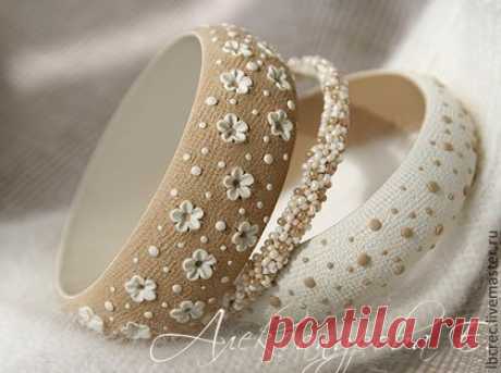 Купить Комплект браслетов &quot;Крапинка&quot; из полимерной глины и бисера - бежевый, сливочный, карамельный, персиковый, цветочки