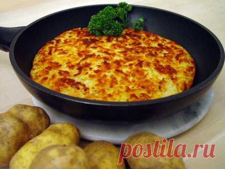 Решти (Rösti) – это швейцарское картофельное блюдо, напоминающее картофельные драники. Особенно популярны решти в Швейцарии в качестве завтрака. Их нарезают клиньями и подают с колбасой или другим мясом и сырами.
Решти – универсальное блюдо, оно также может быть подано с яйцом поверх решти и салатом в качестве завтрака или легкого ужина, либо со стейком или другим красным мясом на обед.
В Швейцарии решти считают национальным блюдом.