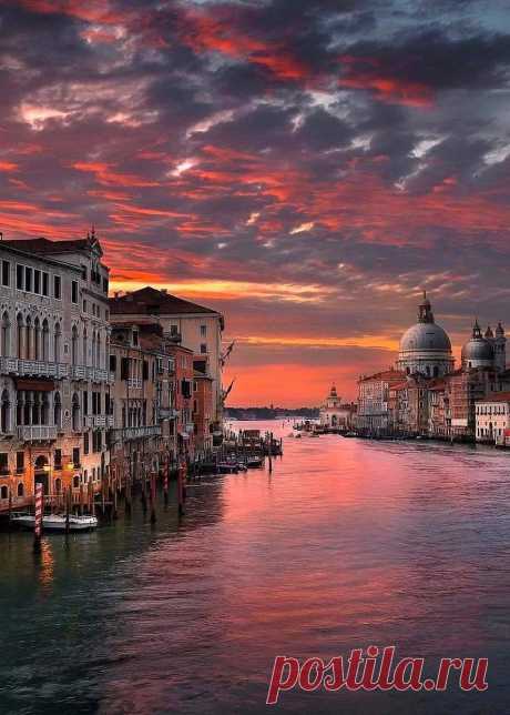 MARAVILLOSO MUNDO Al caer la tarde...Atardecer en Venecia...que parece un cuadro de Tintoretto, uno de sus pintores más grandes...🌹💋🌹