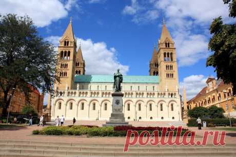 Яндекс.Фотки Базилика Святых Петра и Павла на Домской площади. Длина собора составляет 70 метров, ширина — 20 метров. Высота нефа — 22 метра, башен собора — 60 метров, колокол западной башни — один из самых больших в Венгрии. С кафедры собора проповедовал Янус Паннониус, орган собора помнит пальцы Ференца Листа.