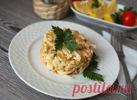 ​Салат с кальмарами и яичными блинчиками — Sloosh – кулинарные рецепты