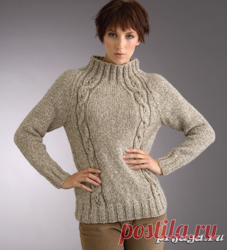 Пуловер-реглан спицами, выполнен с косами из толстой пряжи.