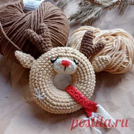 PDF Новогодний олень крючком. FREE crochet pattern; Аmigurumi animal patterns. Амигуруми схемы и описания на русском. Вязаные игрушки и поделки своими руками #amimore - пончик в виде оленя к Новому году, маленький оленёнок, ёлочное украшение, рождественский олень.