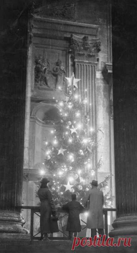 17 Splendid Vintage Photos of Christmas on London's Streets in the Past