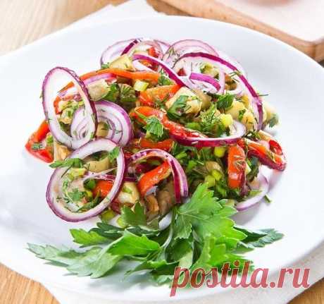 Пикантный салат из запеченного болгарского перца и баклажанов