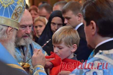 Можно ли ребенку перед причастием кушать: подготовка детей к причастию В правилах причащения ребенка у православных каких-то особых ограничений, связанных с возрастом нет. В отличие от тех же католиков, дети которых начинают