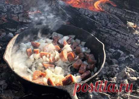 Еда с дымком с костра и мангала. Вместо шашлыка готовим рагу, шакшуку и другие блюда - Steak Lovers - медиаплатформа МирТесен Костер дает еде тот самый привкус еды с дымком, за который мы любим шашлык. Но далеко не только шашлык можно приготовить на костре. Достаточно взять толстую сковороду, и костер или мангал становится идеальной плитой для множества блюд. Здесь можно готовить и рагу, и шакшуку, и даже блинчики. И все