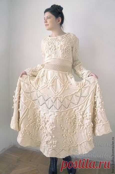 Платье вязаное "Шишки и араны" - белый,однотонный,вязаное платье,белое платье