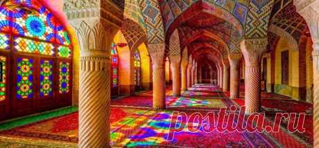 Радужная мечеть Насир аль Мульк была построена в 1888 году в Ширазе, Иран. Вся мечеть выложена красочной мозаикой, а окна представлены разноцветными витражами. В зависимости от времени суток солнечный свет, проходя через эти витражи, создает эффект калейдоскопа.