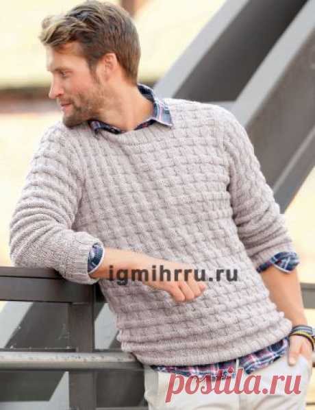 Мужской бежевый пуловер со смещенной резинкой. Вязание спицами для мужчин