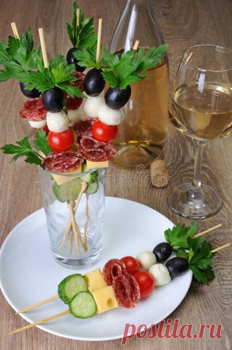 Фотография от пользователя B0p0h0ba на dreamstime
 · · · фото около Закуска салями с моццареллой, оливками, томатами вишни, огурцом и сыром на протыкальнике. изображение насчитывающей - 62980424