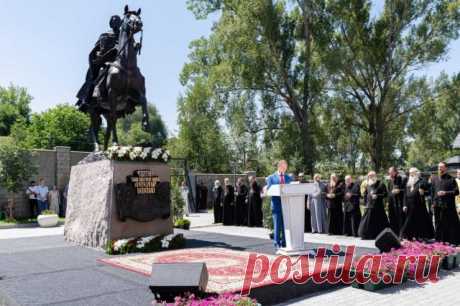 В Алма-Ате открыли памятник князю Александру Невскому. Его установили рядом с Александро-Невским собором.