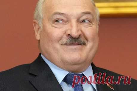 Лукашенко вручил подарки Деду Морозу и Снегурочке. Президент Белоруссии Александр Лукашенко вручил подарки с напитками «для взрослых» Деду Морозу и Снегурочке. «Будет правильно, если мы сегодня от моего и от вашего имени поздравим нашего Деда Мороза и Снегурочку и вручим им подарки. Там такие напитки новогодние для взрослых», — рассказал он.