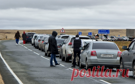 В Астраханской области у границ с Казахстаном ввели повышенную готовность. Режим действует с 28 сентября. Он предполагает усиление контроля правоохранителей ГАИ и пожарных, ограничения дорожного движения и новые схемы объезда. Власти хотят разгрузить трассу «Астрахань — Красный Яр», ведущую в Казахстан