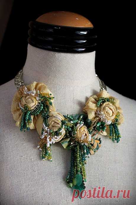 GET LUCKY Beaded Yellow Green Textile Statement Necklace