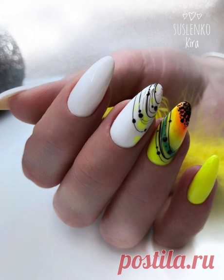 Белые ногти с желтым