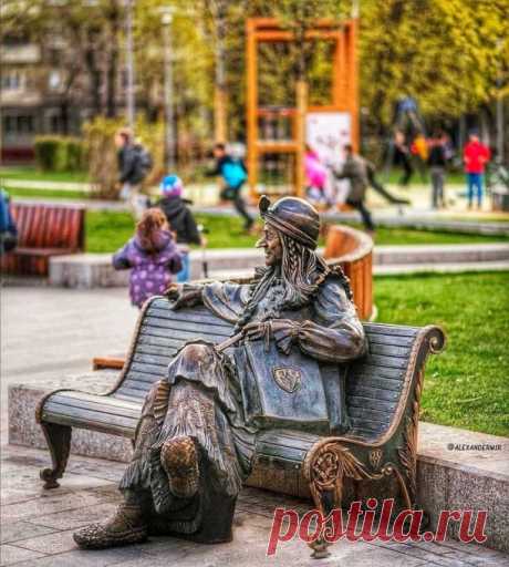 ПАМЯТНИК БАБЕ-ЯГЕ

В 2021-м году в Москве появилась бронзовая скульптура самому известному сказочному персонажу - Бабе-яге. Её установили на Тимирязевской, 17, рядом с Театром Надежды Кадышевой «Золотое кольцо». Эта скульптура – часть арт-проекта Baba Yaga. 

Баба-яга сидит на лавочке, положив одну руку на спинку, — приглашает с ней сфотографироваться.

Столичная Баба-яга «одета» в лапти, в то время как на других скульптурах – галоши. Композицию можно в каком-то смысле наз...