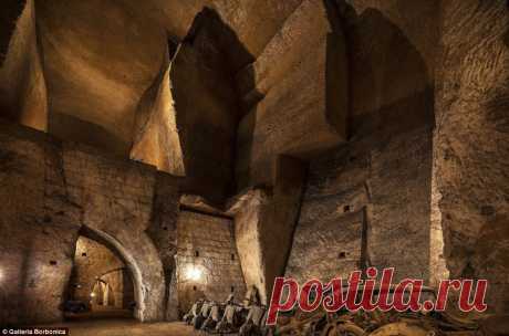 Подземный тоннель 1853 года, для эвакуации короля Фердинанда II Бурбона Внутри секретного тоннеля под Неаполем, который строился на случай побега короля...Сейчас этот тоннель служит складом для заброшенных винтажных автомобилей и мотоциклов.