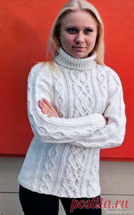 Белый свитер с аранскими узорами Аранские узоры не выходят из моды ужу много лет. Они эффективно смотрятся как на объёмных свитерах, так и на шапочках и шарфах. Белый свитер с аранскими узорами связан спицами для женщин.Размер: 38Вам потребуется: пряжа Sapphir (45% шерсть, 55% акрил, 250 м/100 г) - 600 г белого цвета,...