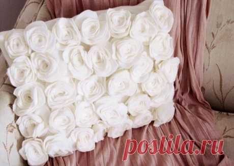 Нежная подушка с флисовыми розами