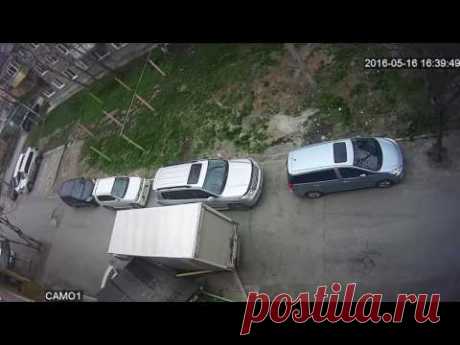 Грузовик снес козырек и дверь в подъезде многоэтажки в Южно Сахалинске