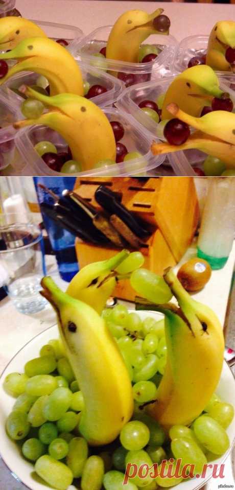 Идея оформления фруктовой тарелки Бананы-дельфины