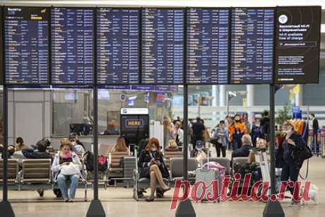 В московских аэропортах произошла массовая отмена и задержка рейсов. В московских аэропортах из-за непогоды произошла массовая отмена и задержка десятков рейсов. Отмечается, что из-за ухудшения погодных условий в аэропорту Шереметьево отменен 21 рейс и задержано 12, в Домодедово — 15 и пять рейсов соответственно, во Внуково — 11 и девять.