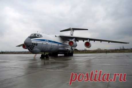 СК РФ опубликовал кадры посадки военнопленных ВСУ в самолет Ил-76. Украинских пленных доставили к самолету колонной машин.