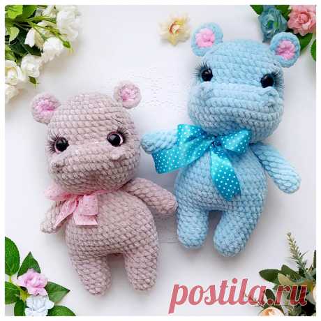 PDF Бегемотик с бантом крючком. FREE crochet pattern; Аmigurumi animal patterns. Амигуруми схемы и описания на русском. Вязаные игрушки и поделки своими руками #amimore - бегемот из плюшевой пряжи, плюшевый бегемотик.