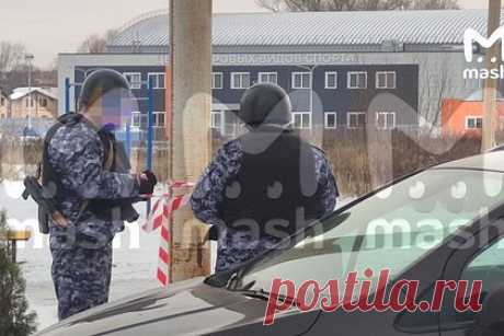 Территорию возле еще одной многоэтажки в Туле оцепили после атаки БПЛА. Спецслужбы оцепили территорию возле еще одной многоэтажки в Туле после атаки беспилотного летательного аппарата. По данным Telegram-канала Mash, речь идет о доме на Новомосковской улице. Предположительно, Вооруженные силы Украины (ВСУ) атаковали Тулу дронами, сделанными по типу «летающего крыла».