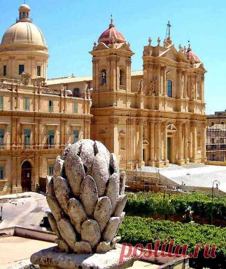 Sicily - Noto Cathedral, Noto, Province of Syracuse , Sicily region Italy | White BiBi приколол(а) это к доске Sicily