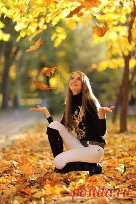 Какая осень– красота!

 Я с нею счастлива вполне!
И неба синь, и высота,
Так сильно греют душу мне!
И, золотой от солнца сад,
Трепещет листьями шурша.
Такой красивый листопад,
Нам дарит осень не спеша!
Наталья Мединская.