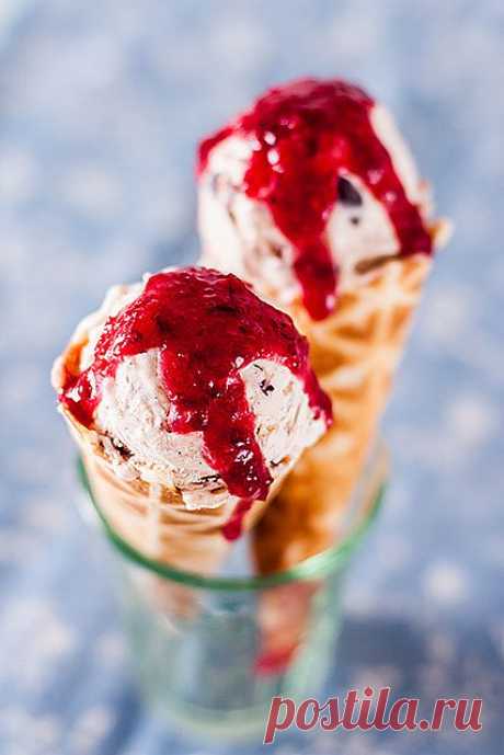 Черешневое мороженое с печеньем амаретти и соусом из тархуна.