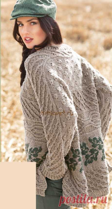 Свободный пуловер с аранами - Хитсовет Свободный пуловер с аранами. Модная модель женского свободного пуловера с аранами со схемами и бесплатным описанием вязания. Вам потребуется: 800 грамм болотной и 100 грамм зеленой пряжа, состоящей из 100% натуральной шерсти; длиной нити 150 метров в 50 граммах; круговые спицы № 5,5.