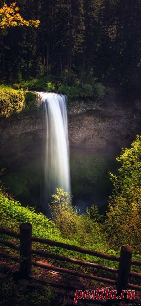 Скачать фото красивого водопада на заставку смартфона.