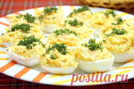 ​Яйца, фаршированные сыром и чесноком