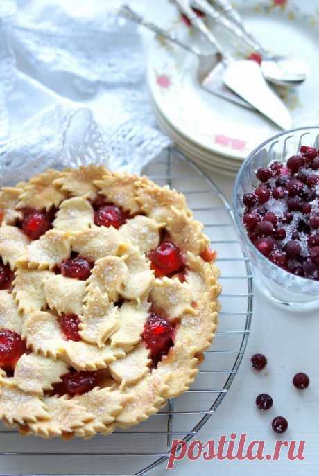 Карамельный пирог с начинкой из яблок, клюквы и вишни..