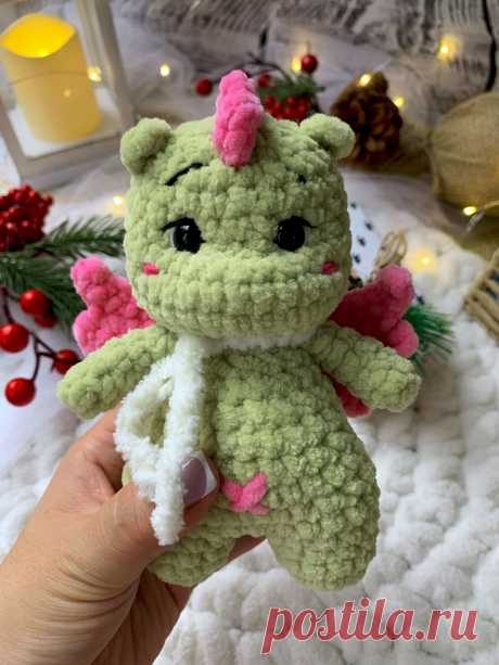 PDF Мини Дракон крючком. FREE crochet pattern; Аmigurumi toy patterns. Амигуруми схемы и описания на русском. Вязаные игрушки и поделки своими руками #amimore - плюшевый дракон в шарфике, маленький дракончик из плюшевой пряжи, динозавр, динозаврик.