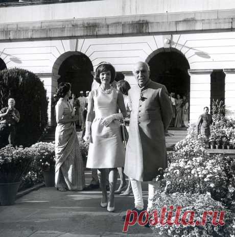 Mrs. Jacqueline Kennedy in the garden of the Prime Minister’s residence. (March 1962)