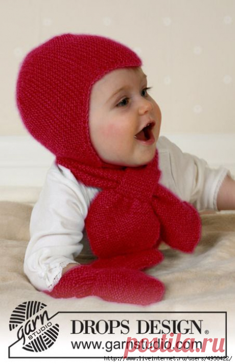 Вязаный комплект для малыша, состоящий из вязаной шапочки, шарфа и варежек.