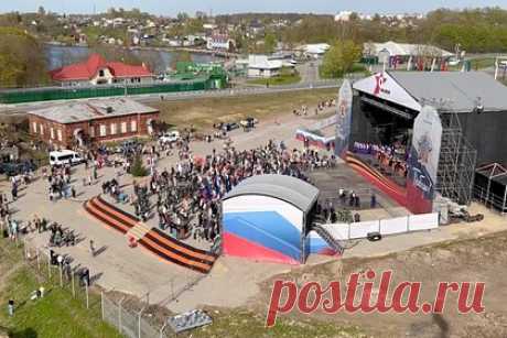 Концерт в честь Дня Победы в Ивангороде смогли увидеть в Эстонии. Праздничный концерт в День Победы в пограничном Ивангороде Ленинградской области организовали так, что его смогли увидеть в Эстонии. Отмечается, что за выступлением артистов на мероприятии смогли наблюдать зрители по двум берегам реки Нарвы, по которой проходит граница с Эстонской Республикой.