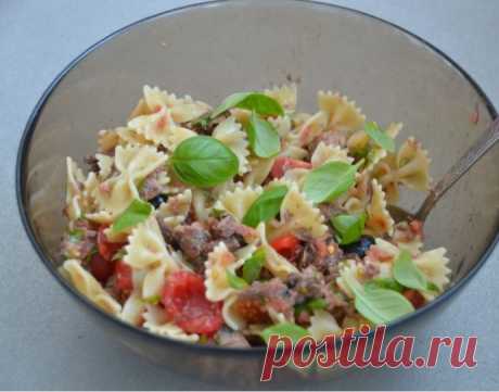 ​Итальянский салат с черри, тунцом и маслинами