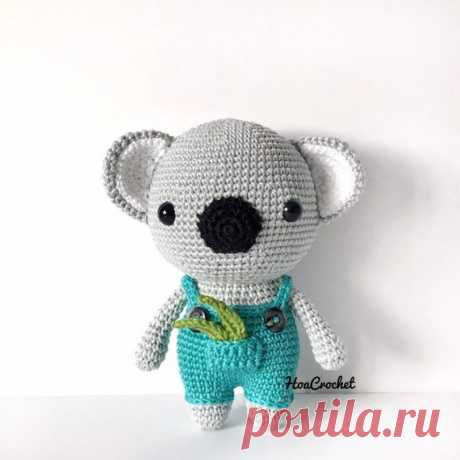 Cute Koala, Crochet Koala Bear, Koala Amigurumi, Stuffed Animals, Stuffed Toys This Cute Koala loves gardening! The eucalyptus trees that he grows are perfect for sleeping and eating! He always carries some leaves in the little pocket on his dungaree, he might get hungry.  Made out of 100% cotton yarn, filled with polyester fibrefill, and attached with safety eyes.