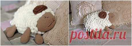 Декоративная вязанная подушка-овечка. Уютный символ Нового, 2015-го года